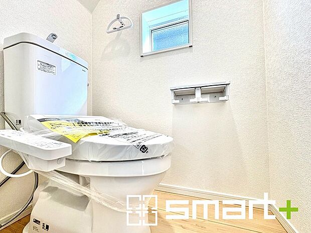 ～やはり便利なタンク式トイレ～ ・最近はタンクレストイレもございますが、タンク式の場合は停電時もお水を流すことが可能。 ・故障時なども比較的費用が安くなるなど、メリットが多くなります。 