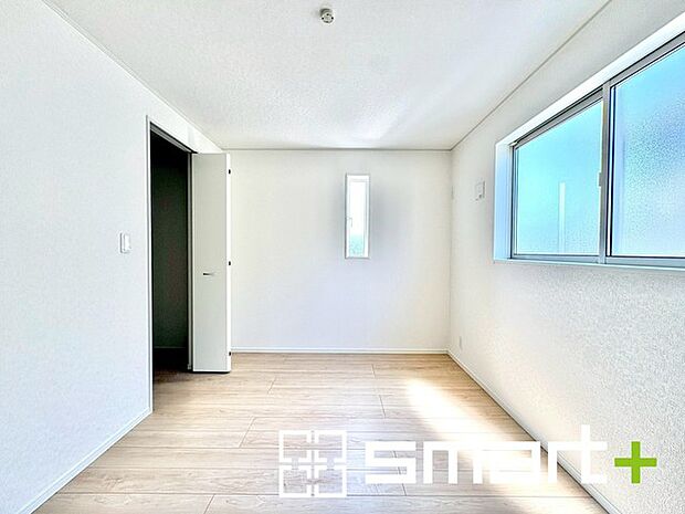 ～ウォークインクローゼットのあるお部屋～ ・人気のウォークインクローゼットをご用意。季節物や趣味の道具などもスッキリと収納が可能です。 ・最近流行りの収納術などもぜひご活用くださいませ。 