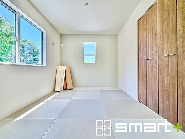 ~使い勝手の良い「和洋室」~ ・畳敷きに建具は洋風、というハイブリッド型の「和洋室」。和室と洋室の良い所を組み合わせたお部屋です。 ・やはり畳の香りは心が落ち着きますね。