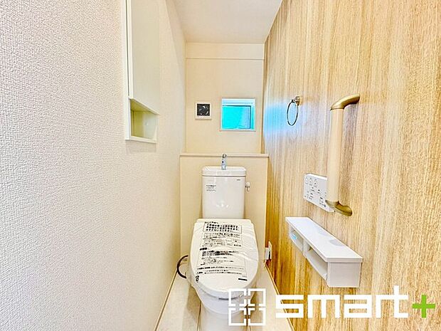 ~やはり便利なタンク式トイレ~ ・最近はタンクレストイレもございますが、タンク式の場合は停電時もお水を流すことが可能。 ・故障時なども比較的費用が安くなるなど、メリットが多くなります。