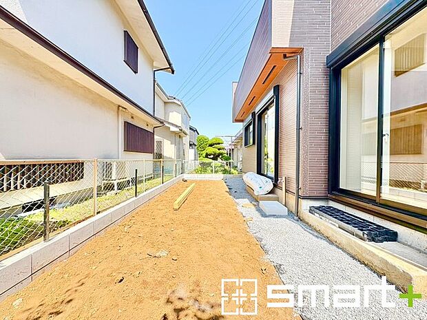 ~お庭もある余裕の敷地~ ・広々した敷地にはお庭もご用意。お庭があるだけで余裕を感じますね。 ・防草シートや人工芝の敷設などのオプションもお気軽にご相談くださいませ。