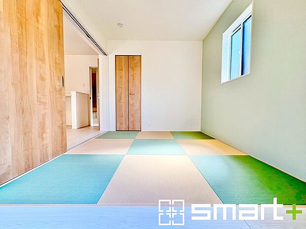 ~使い勝手の良い「和洋室」~ ・畳敷きに建具は洋風、というハイブリッド型の「和洋室」。和室と洋室の良い所を組み合わせたお部屋です。 ・やはり畳の香りは心が落ち着きますね。