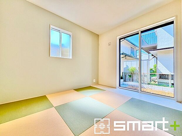 ~2面採光の明るいお部屋~ ・和室は2面採光とする事で穏やかな陽の入る明るい空間となっております。 ・くつろぎのプライベート時間を明るい空間で穏やかにお過ごしいただけます。
