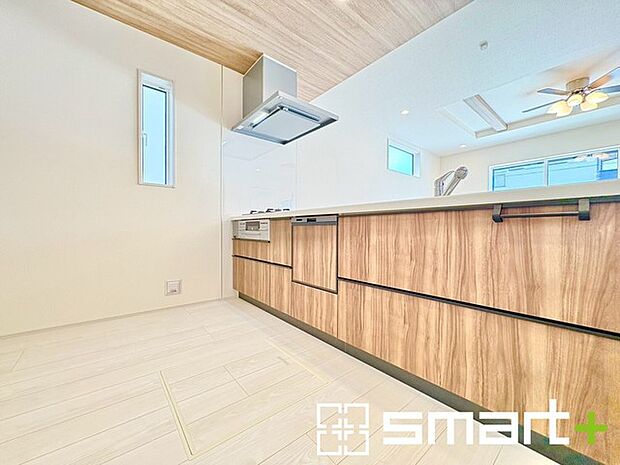 ～使い勝手の良いシステムキッチン～ ・料理がしやすい設計のキッチンでお料理もはかどりますね。 ・もちろんキッチン下部は収納になっておりますので、フライパンなども収納可能です。 