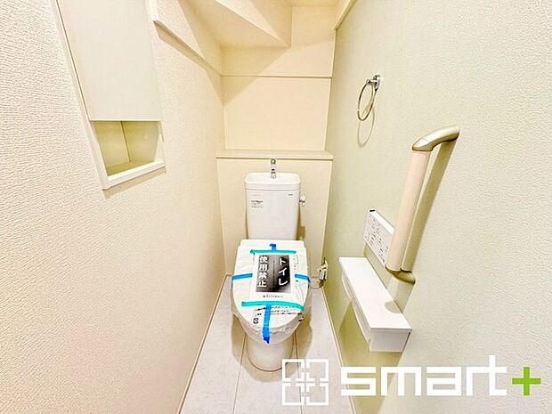 ～やはり便利なタンク式トイレ～ ・最近はタンクレストイレもございますが、タンク式の場合は停電時もお水を流すことが可能。 ・故障時なども比較的費用が安くなるなど、メリットが多くなります。 