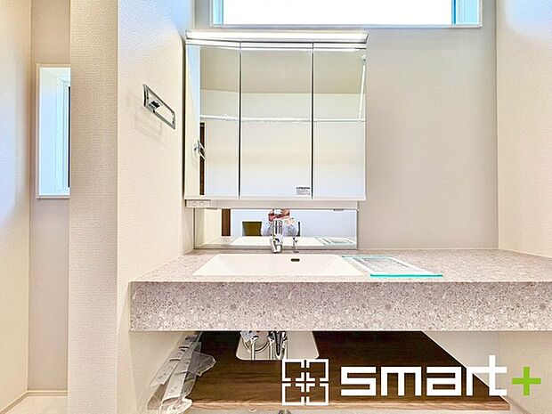 ～シャワー付き洗面台を採用～ ・洗面台の蛇口がホースで伸びシャワーとしてご利用可能。 ・朝の寝ぐせ直しなどにシャワーを使いたい時、洗面台の掃除をする際にも便利にお使いいただけますよ。 