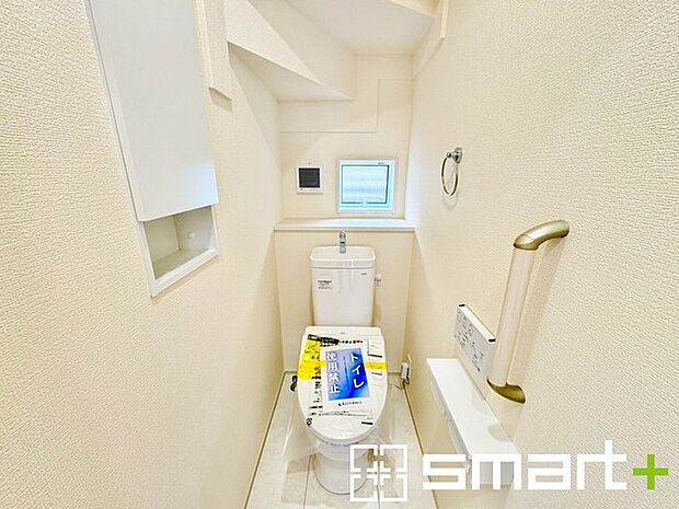 ～やはり便利なタンク式トイレ～ ・最近はタンクレストイレもございますが、タンク式の場合は停電時もお水を流すことが可能。 ・故障時なども比較的費用が安くなるなど、メリットが多くなります。 