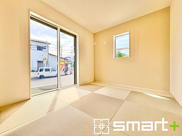 ~使い勝手の良い「和洋室」~ ・畳敷きに建具は洋風、というハイブリッド型の「和洋室」。和室と洋室の良い所を組み合わせたお部屋です。 ・やはり畳の香りは心が落ち着きますね。