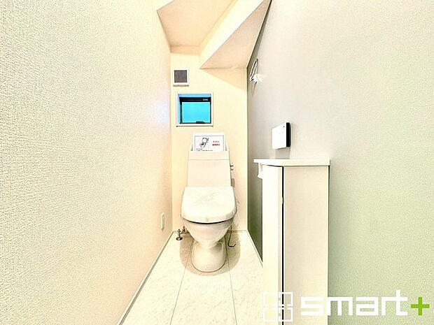~窓付きの明るいトイレ~ ・使用後や掃除の際に窓を開ければ、外からの新鮮な空気を取り込み素早く換気ができます。 ・収納付きでトイレットペーパーや掃除用具もスッキリ片付きますね。