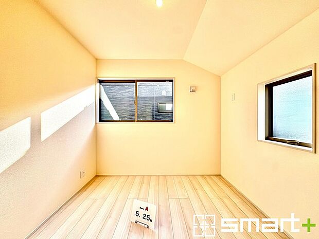 ~2面採光の明るいお部屋~ ・洋室は2面採光とする事で穏やかな陽の入る明るい空間となっております。 ・くつろぎのプライベート時間を明るい空間で穏やかにお過ごしいただけます。