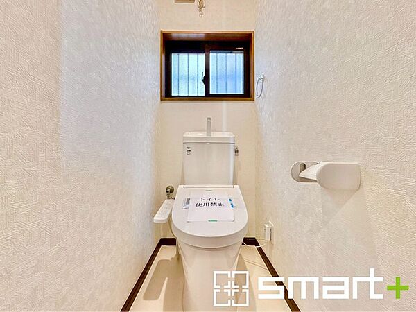 ～やはり便利なタンク式トイレ～ ・最近はタンクレストイレもございますが、タンク式の場合は停電時もお水を流すことが可能。 ・故障時なども比較的費用が安くなるなど、メリットが多くなります。