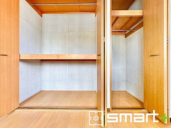 ～憧れのクローゼット～ ・居室にクローゼットを設ける事で季節ものや趣味の用具などもスッキリと収納可能です。 ・ぜひ現地でその便利さをご体感くださいませ。