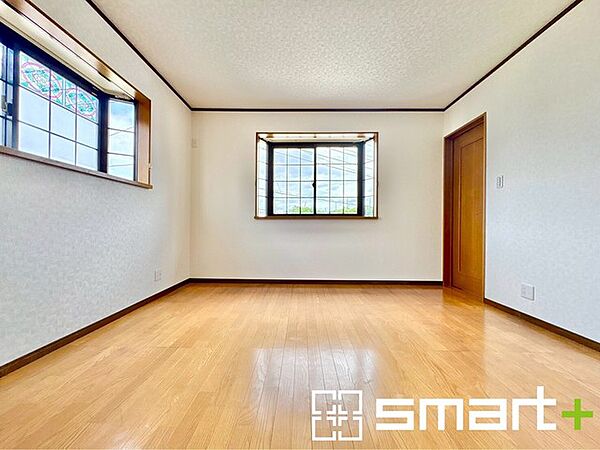 ～2面採光の明るいお部屋～ ・洋室は2面採光とする事で穏やかな陽の入る明るい空間となっております。 ・くつろぎのプライベート時間を明るい空間で穏やかにお過ごしいただけます。