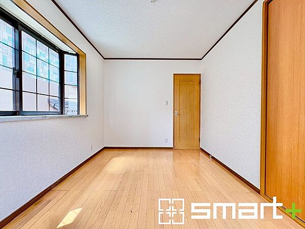 ～オプション施行もお任せください～ ・フローリングの変色など劣化を軽減し、水をこぼした場合などにも防いでくれるフロアコーテイングが人気となっております。 ・オプション施行もお任せください。
