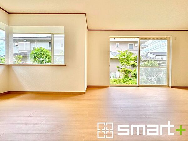 ～余裕の空間が広がるＬＤＫ～ ・18.7帖あるＬＤＫはご家族団らんのお時間を余裕の広さで演出してくれます。 ・ご内覧の際は家具の配置などもイメージしながらご覧くださいませ。