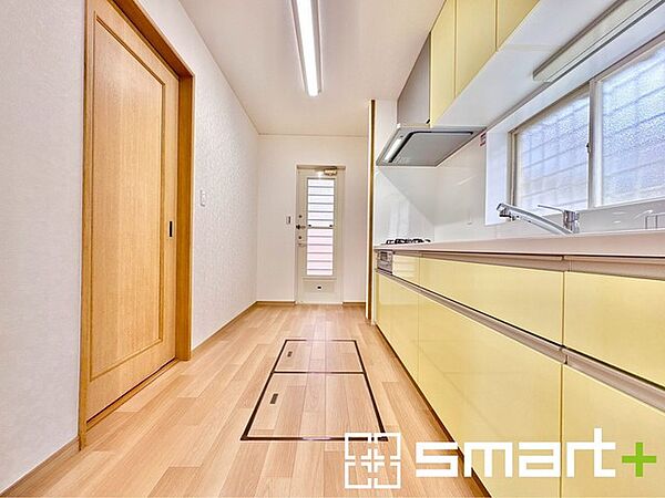 ～リビングを有効活用～ ・キッチンは対面式ではなく壁側にございますので、お部屋の中の空間を有効活用できます。 ・現地ではぜひ家具の配置などもイメージしながらご見学くださいませ。