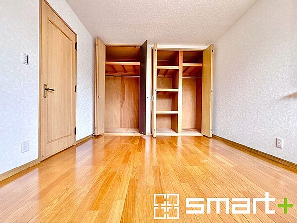 ～収納豊富な洋室～ ・各居室に備え付けの収納をご用意。タンスなどを置く場合と比べ出っ張らないので部屋の中を有効のご活用いただけます。 ・収納の広さなどぜひ現地でご確認くださいませ。