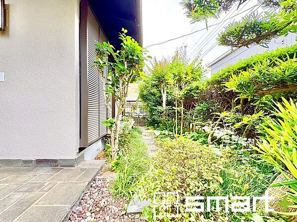 ～お庭もある余裕の敷地～ ・広々した敷地にはお庭もご用意。お庭があるだけで余裕を感じますね。 ・防草シートや人工芝の敷設などのオプションもお気軽にご相談くださいませ。