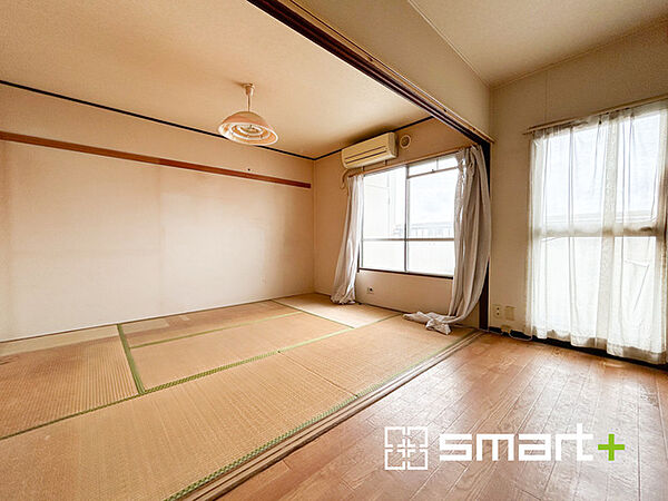 ～収納付きの和室～ ・南向きの明るい和室は居心地の良いヤシの空間。 ・やはり畳の香りは心が落ち着きますね。