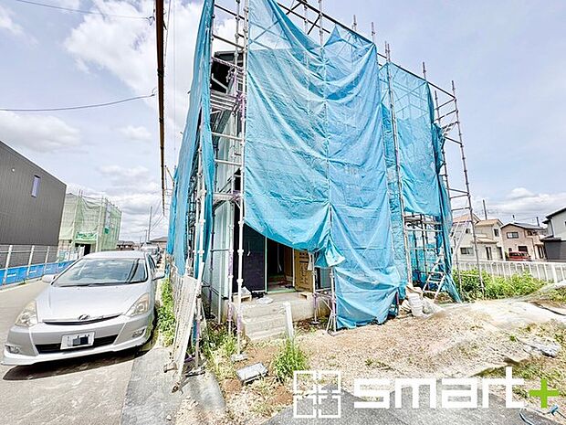 ~ベタ基礎でしっかりとした土台~ ・コンクリートの中に鉄筋を配し強度を高めた「ベタ基礎」を採用。 ・しっかりとした土台を造ったうえで、その上に建物が築造されていきます。