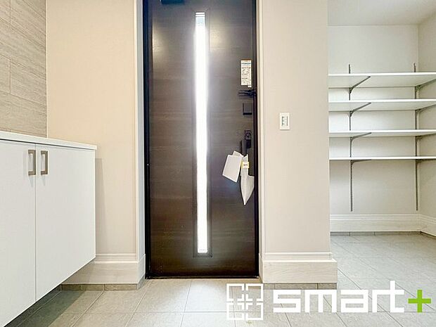 ~十分な容量のシューズボックス~ ・備え付けのシューズボックスは充分な容量を確保。 ・より大型のものへのご変更などご希望の方もお気軽にご相談くださいませ。