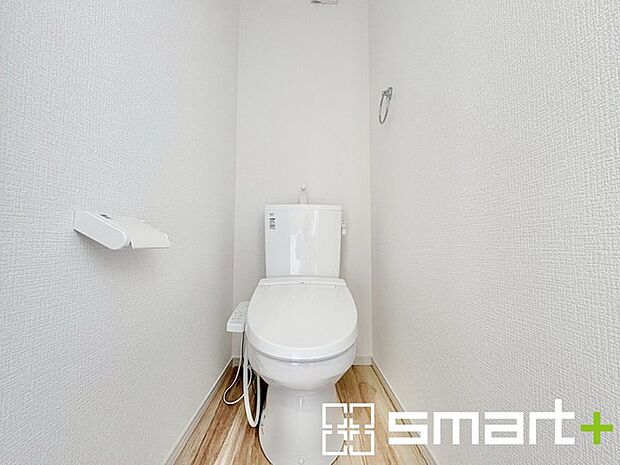 ~やはり便利なタンク式トイレ~ ・最近はタンクレストイレもございますが、タンク式の場合は停電時もお水を流すことが可能。 ・故障時なども比較的費用が安くなるなど、メリットが多くなります。