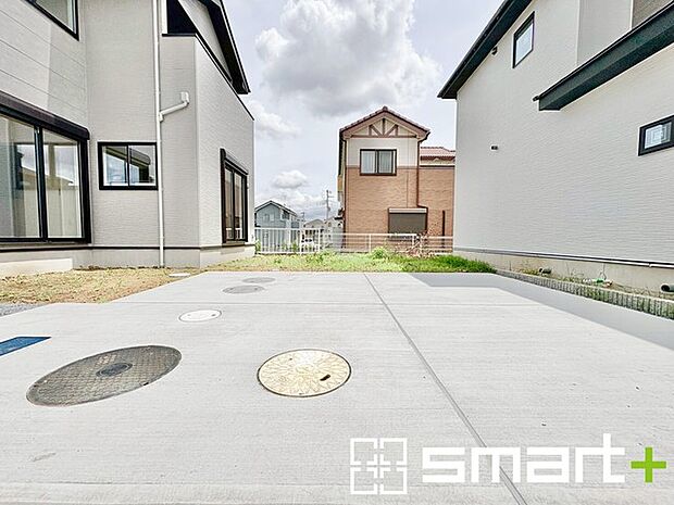 ~駐車場は2台分ご用意~ ・駐車場は2台分ございますので、車通勤の方や複数台お持ちの方にもお勧めのお住まいです。 ・カーポートなどのオプションもお気軽にご相談くださいませ。
