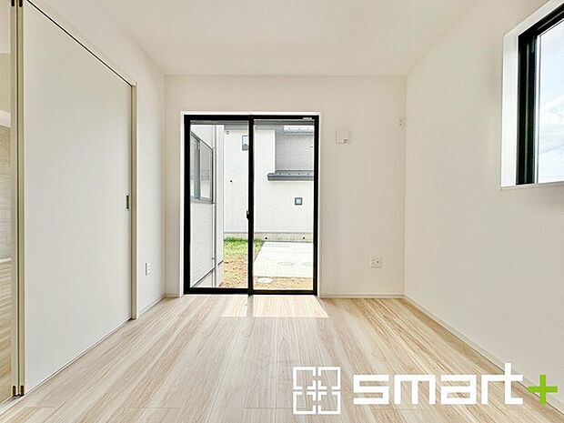 ~2面採光の明るいお部屋~ ・洋室は2面採光とする事で穏やかな陽の入る明るい空間となっております。 ・くつろぎのプライベート時間を明るい空間で穏やかにお過ごしいただけます。