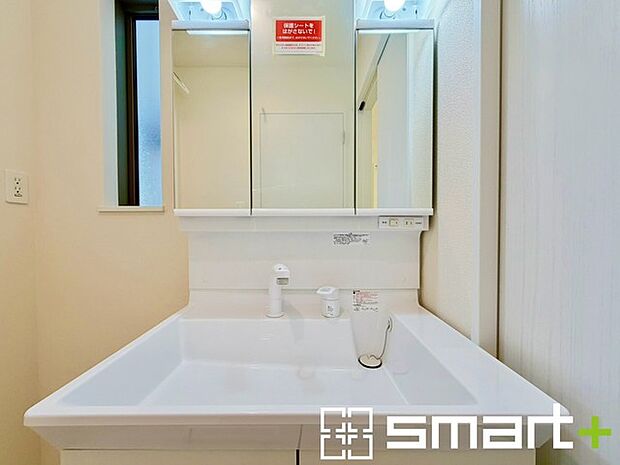 ~シャワー付き洗面台を採用~ ・洗面台の蛇口がホースで伸びシャワーとしてご利用可能。 ・朝の寝ぐせ直しなどにシャワーを使いたい時、洗面台の掃除をする際にも便利にお使いいただけます。