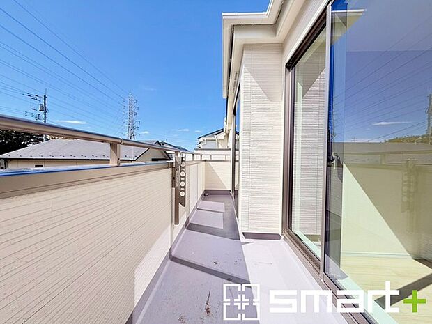 ~洗濯物も干しやすいバルコニー~ ・陽当たり良好のバルコニーは2部屋から出入りができて毎日のお洗濯も快適。 ・物干し竿受けが標準装備されているのですぐにお使いいただけます。