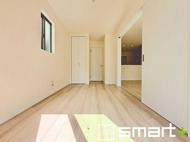 ~リビング横の洋室~ ・お子様のプレイルームやお昼寝、趣味のお部屋など、用途様々な1階洋室。 ・寝室はもちろん、玄関からも直接出入り可能なのでゲストルームにも利用できますね。