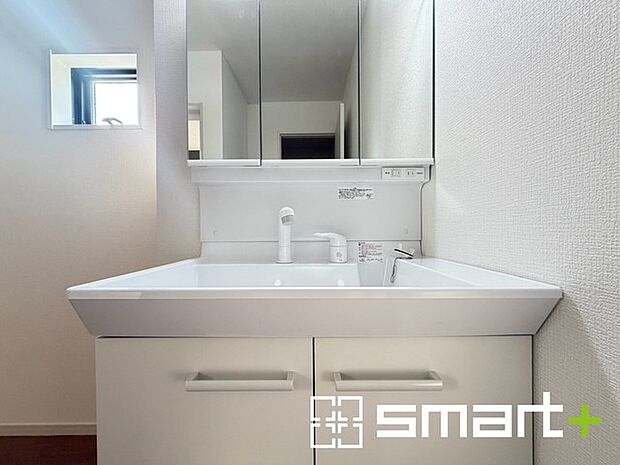 ~シャワー付き洗面台を採用~ ・洗面台の蛇口がホースで伸びシャワーとしてご利用可能。 ・朝の寝ぐせ直しなどにシャワーを使いたい時、洗面台の掃除をする際にも便利にお使いいただけます。