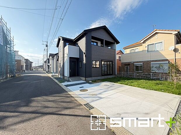 ~十分な広さのある前面道路~ ・前面道路は約6mございますので、お車でのすれ違いも楽々で余計なストレスがかかりません。 ・日々お車での移動が多い方には大切なポイントですね。