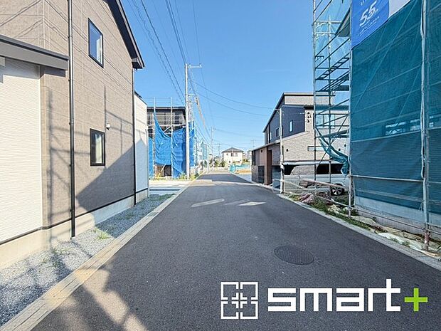 ~閑静な住宅街の立地~ ・周辺は閑静な住宅街となっておりますので、静かな暮らしをご実現いただけます。 ・前面道路の交通量も多くないので、小さなお子様がいるご家庭でもご安心ですね。