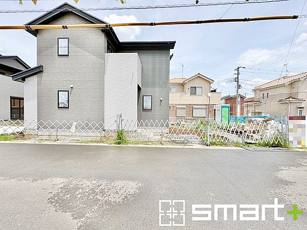 ～明るさを感じる外観～ ・外壁は2トーンカラーを採用し、デザイン性に優れた見た目となっております。 ・帰宅した際にホッと感じるような飽きのこない外観。ぜひ現地でご確認くださいませ。 