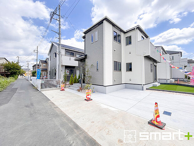 ~閑静な住宅街の立地~ ・周辺は閑静な住宅街となっておりますので、静かな暮らしをご実現いただけます。 ・前面道路の交通量も多くないので、小さなお子様がいるご家庭でもご安心ですね。