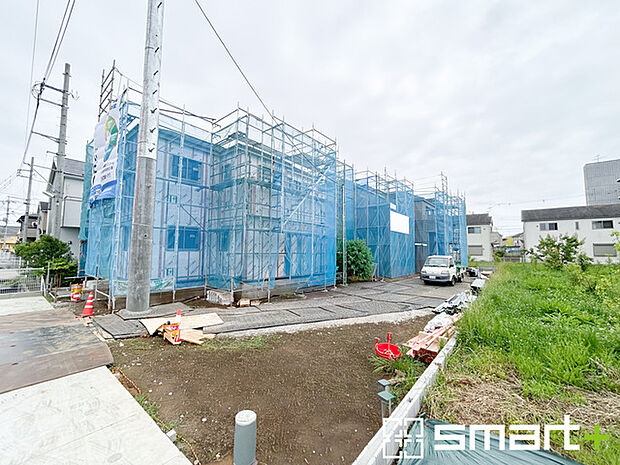 ~閑静な住宅街の立地~ ・周辺は閑静な住宅街となっておりますので、静かな暮らしをご実現いただけます。 ・前面道路の交通量も多くないので、小さなお子様がいるご家庭でもご安心ですね。