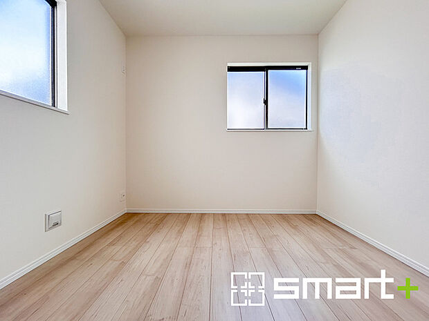 ～2面採光の明るいお部屋～ ・洋室は2面採光とする事で穏やかな陽の入る明るい空間となっております。 ・くつろぎのプライベート時間を明るい空間で穏やかにお過ごしいただけます。 