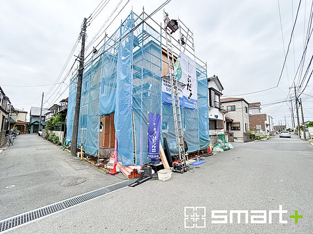 ~閑静な住宅街の立地~ ・周辺は閑静な住宅街となっておりますので、静かな暮らしをご実現いただけます。 ・前面道路の交通量も多くないので、小さなお子様がいるご家庭でもご安心ですね。