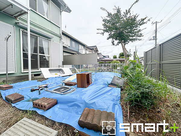 ～広々したお庭のある邸宅～ ・余裕の敷地には広いお庭もご用意。 ・ガーデニングや安らぎの空間として、倉庫を置いたりと様々な活用が可能です。 ・人工芝の敷設などもお気軽にご相談くださいませ。