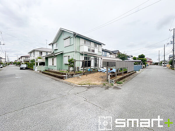 ～開放感ある角地のお住まい～ ・2方向が空く事で開放感のある角地に位置しております。 ・窮屈な感じが無く、ゆったりと暮らせるこの魅力をぜひ現地でご体感くださいませ。