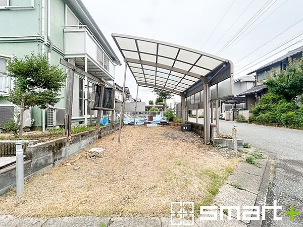 ～駐車場は2台分ご用意～ ・駐車場は2台分ございますので、車通勤の方や複数台お持ちの方にもお勧めのお住まいです。 ・ゆとりある広さなので物置や駐輪スペースなどにも利用できますね。
