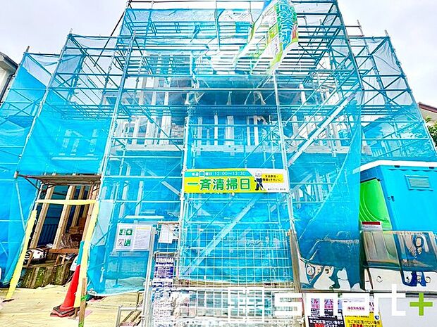 ~ベタ基礎でしっかりとした土台~ ・コンクリートの中に鉄筋を配し強度を高めた「ベタ基礎」を採用。 ・しっかりとした土台を造ったうえで、その上に建物が築造されていきます。