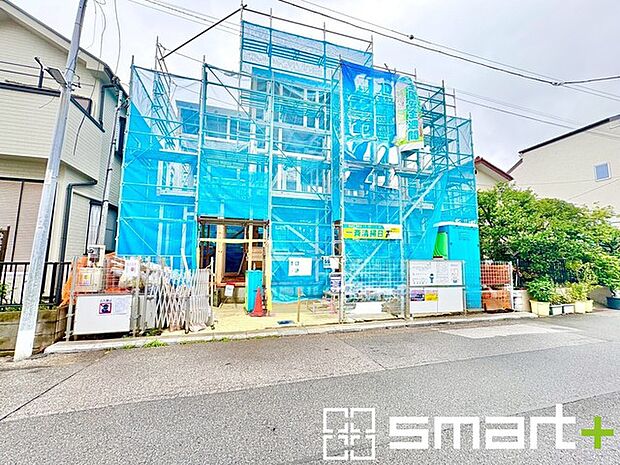 ~十分な広さのある前面道路~ ・前面道路は約6mございますので、お車でのすれ違いも楽々で余計なストレスがかかりません。 ・日々お車での移動が多い方には大切なポイントですね。