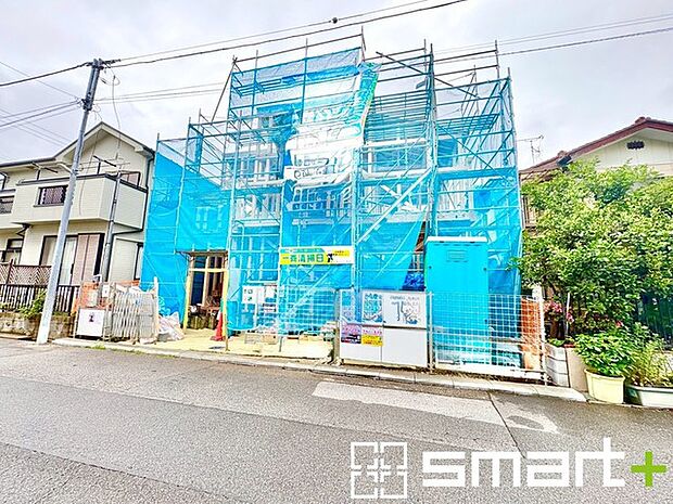 ~閑静な住宅街の立地~ ・周辺は閑静な住宅街となっておりますので、静かな暮らしをご実現いただけます。 ・前面道路の交通量も多くないので、小さなお子様がいるご家庭でもご安心ですね。