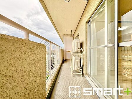 ~洗濯物も干しやすいバルコニー~ ・陽当たり良好な南側のバルコニーは毎日のお洗濯に大活躍。 物干し竿受けが標準装備されているのですぐにお使いいただけます。
