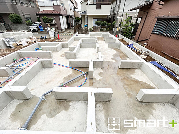 ~ベタ基礎でしっかりとした土台~ ・コンクリートの中に鉄筋を配し強度を高めた「ベタ基礎」を採用。 ・しっかりとした土台を造ったうえで、その上に建物が築造されていきます。
