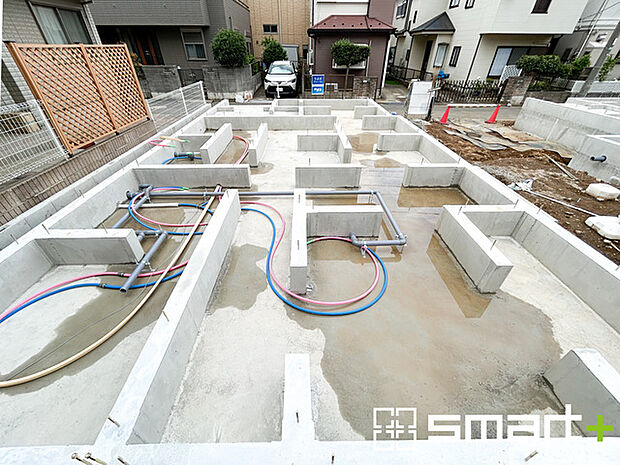 ~ベタ基礎でしっかりとした土台~ ・コンクリートの中に鉄筋を配し強度を高めた「ベタ基礎」を採用。 ・しっかりとした土台を造ったうえで、その上に建物が築造されていきます。