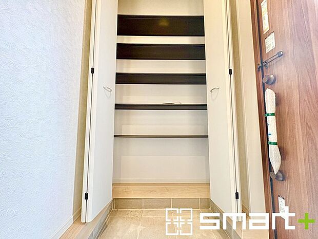 ～たっぷりしまえるシューズボックス～ ・備え付けのシューズボックスは充分な容量を確保。 ・便利な稼働式の棚で高さや大きさのあるものもスッキリしまえて快適。