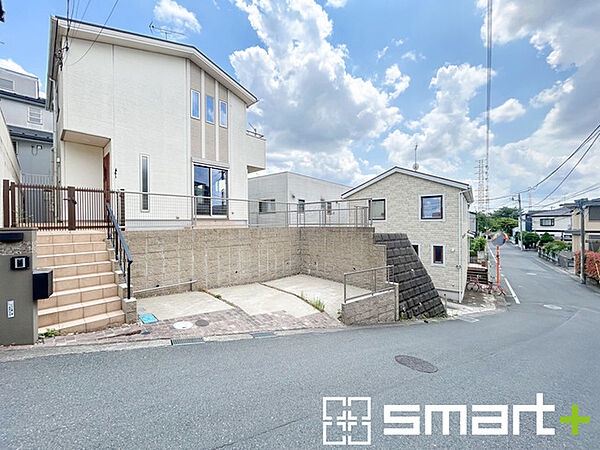 ～閑静な住宅街の立地～ ・周辺は閑静な住宅街となっておりますので、静かな暮らしをご実現いただけます。 ・前面道路の交通量も多くないので、小さなお子様がいるご家庭でもご安心ですね。